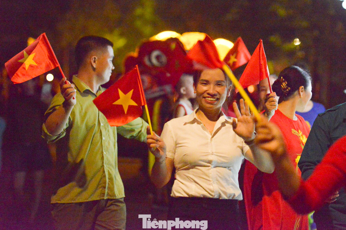 Theo ghi nhận của PV Tiền Phong, mặc dù tối 31/8 trời có mưa, nhưng không khí Trung thu tại làng cổ vẫn rộn ràng với sự tham gia của đông đảo người dân.