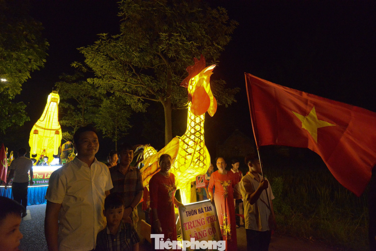 Đội thi thôn Hà Tân mang đến hội thi đèn lồng hình gà trống với ý nghĩa may mắn và cát tường.