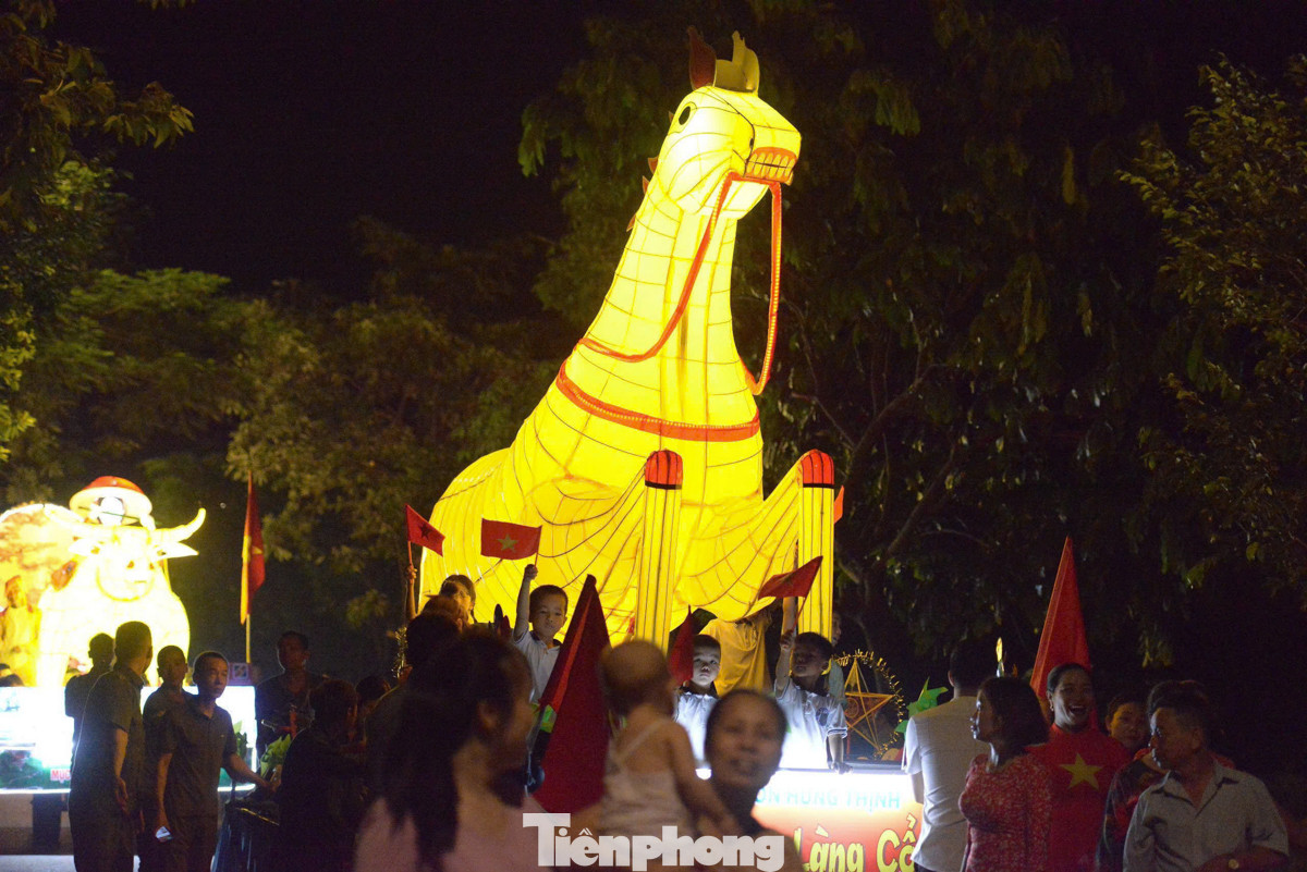 "Tôi thực sự choáng ngợp trước những chiếc đèn lồng khổng lồ do chính tay người dân làng cổ Đường Lâm làm ra. Đây là một cách tuyệt vời để gìn giữ và truyền lại nét đẹp truyền thống của ngày Tết Trung thu cho thế hệ sau", chị Lê Thị Tuyền (32 tuổi, quê Hà Nam) chia sẻ.