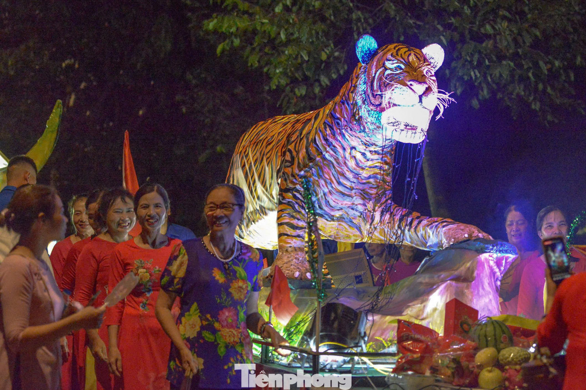 Theo ghi nhận của PV Tiền Phong, mặc dù tối 31/8 trời có mưa, nhưng không khí Trung thu tại làng cổ vẫn rộn ràng với sự tham gia của đông đảo người dân.