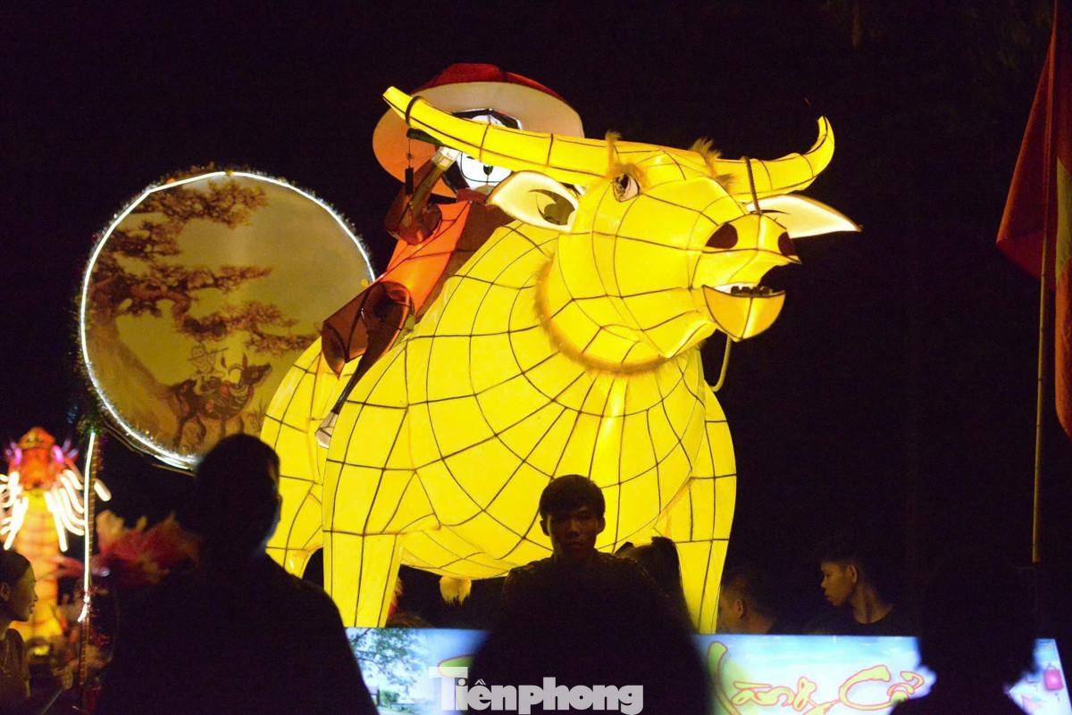 Chương trình “Trung thu làng cổ” năm 2024 thu hút rất đông người dân và du khách đến tham dự. Không gian lễ hội rộn ràng với tiếng trống, điệu múa sư tử và những trò chơi dân gian truyền thống.