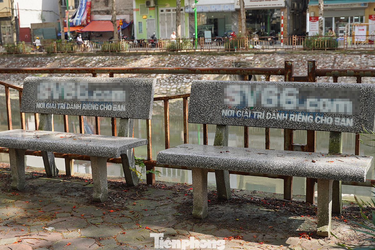 Hàng loạt ghế đá đặt ở vỉa hè đường ven sông Sét (đoạn từ khu vực giao giữa phố Tân Mai và đường Trương Định đến Khu đô thị Ao Sào) bị phun sơn quảng cáo các trang web cờ bạc.