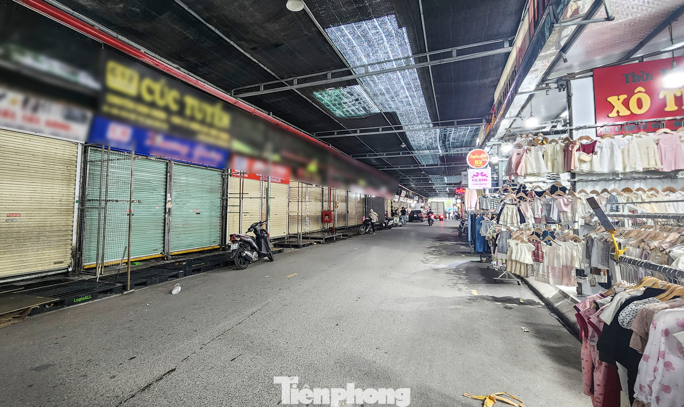 Các dãy gian hàng vốn sầm uất, nhộn nhịp nay đồng loạt đóng cửa. Các dãy gian hàng vốn sầm uất, nhộn nhịp nay đồng loạt đóng cửa.