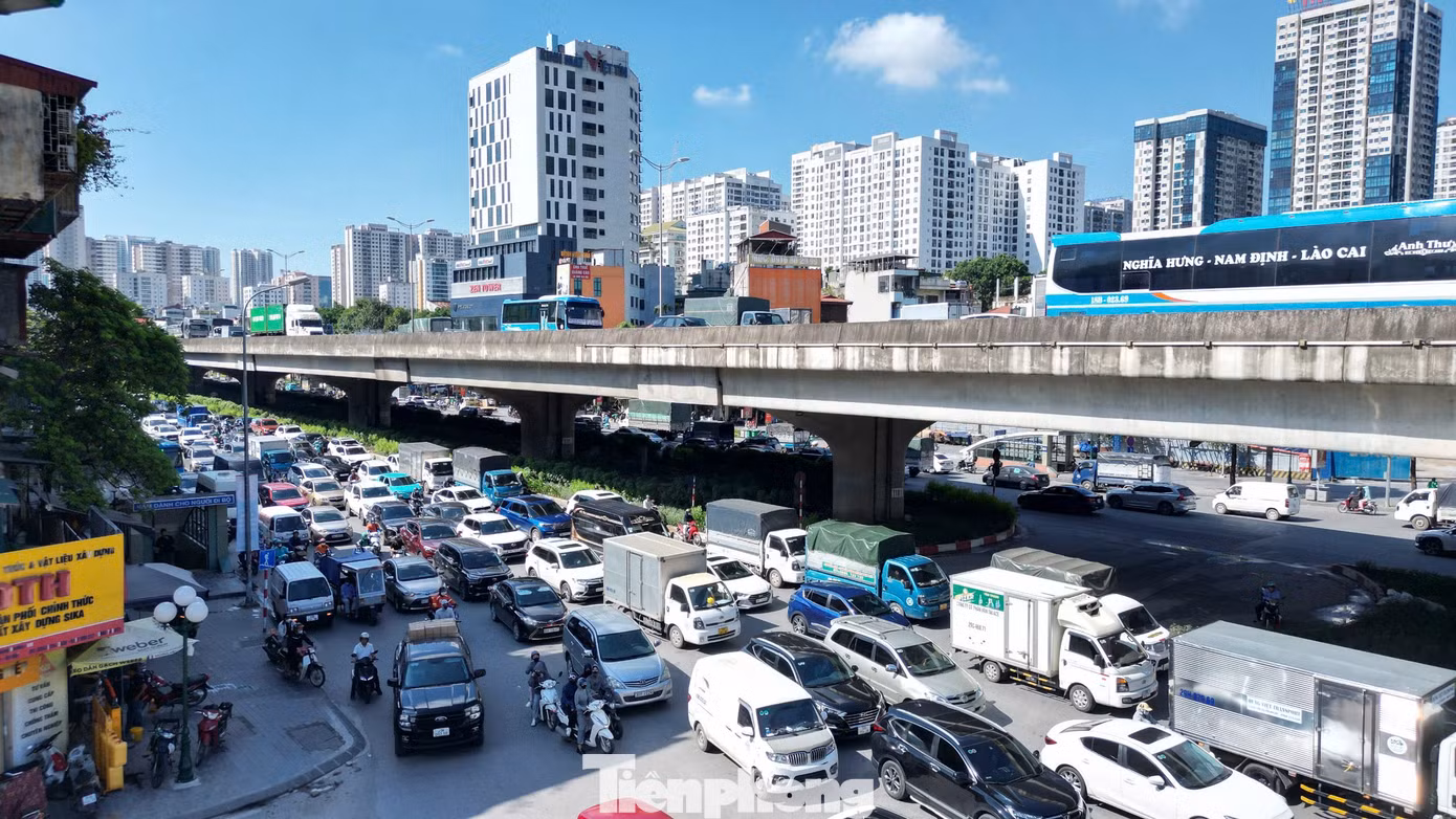 "Không nghĩ tắc đến vậy, mới hơn 14h chiều mà đường trên cao đã tắc, tôi phải đi xuống đường dưới để tìm lối khác", anh Thanh Hưng (Hải Dương) cho biết. "Không nghĩ tắc đến vậy, mới hơn 14h chiều mà đường trên cao đã tắc, tôi phải đi xuống đường dưới để tìm lối khác", anh Thanh Hưng (Hải Dương) cho biết.