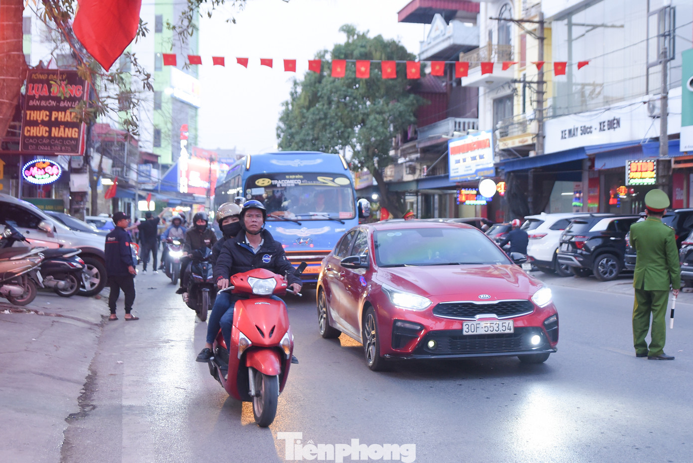 Rất đông người dân đổ về từ sớm khiến giao thông quanh chợ Viềng trở nên quá tải.