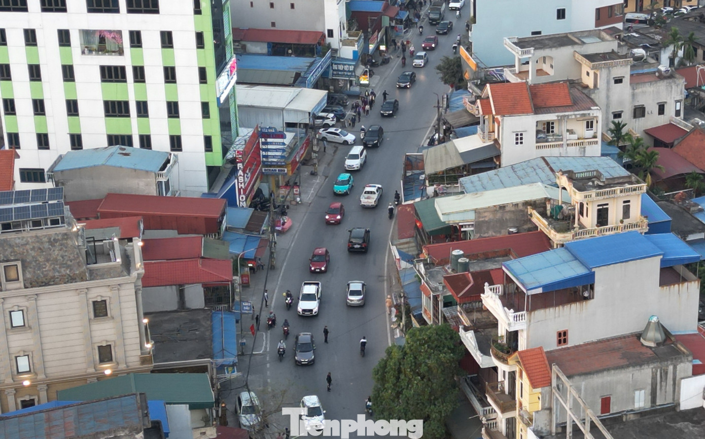 Càng về chiều tối, dòng xe đổ về mỗi lúc một đông,