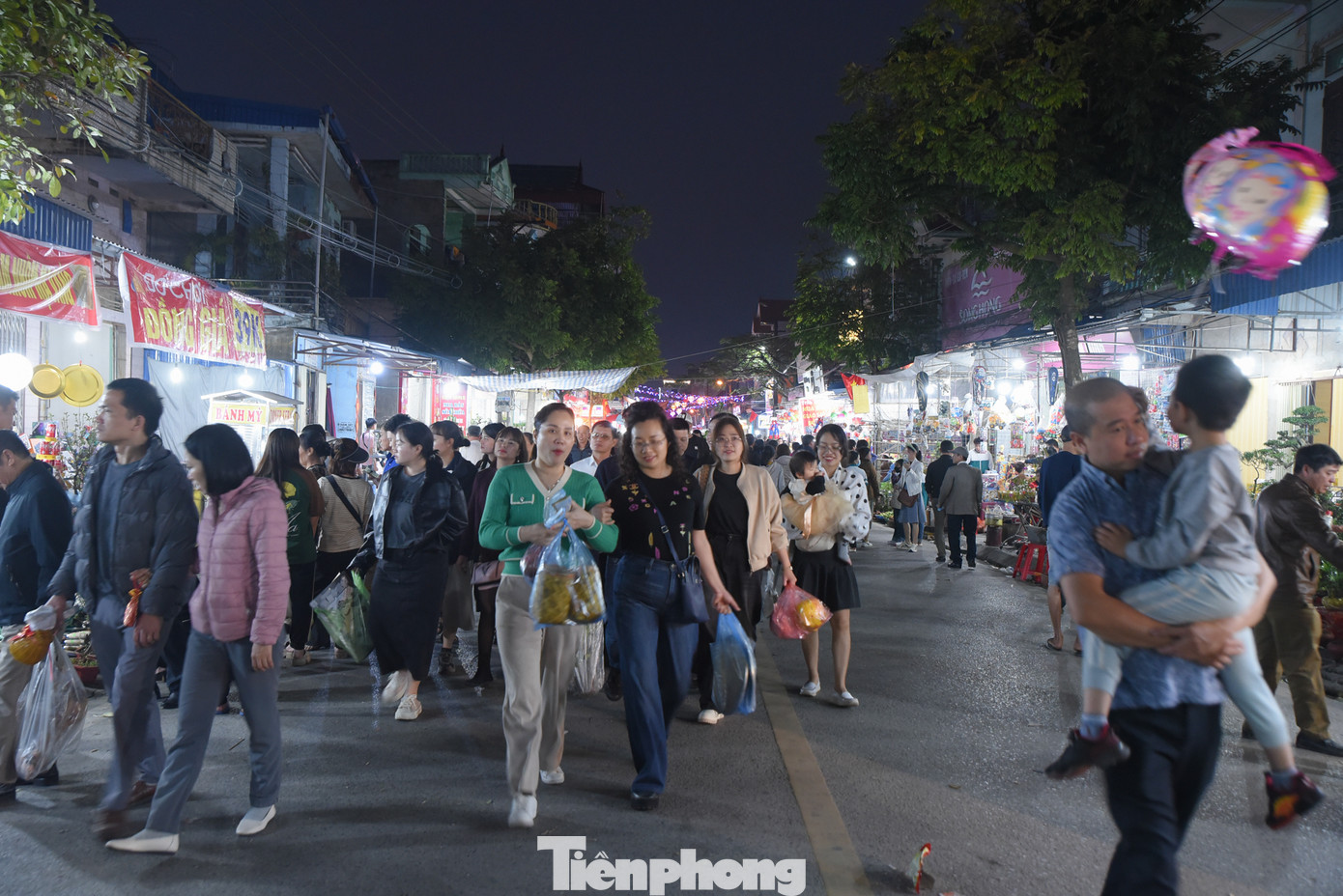 Một số người có quan niệm rằng, khi đi chợ Viềng thì du khách có thể đi dạo chơi cả buổi chiều mùng 7 nhưng sau lúc 0h ngày mùng 8 thì hãy mua bởi đó mới là thời điểm để "bán rủi, mua may".