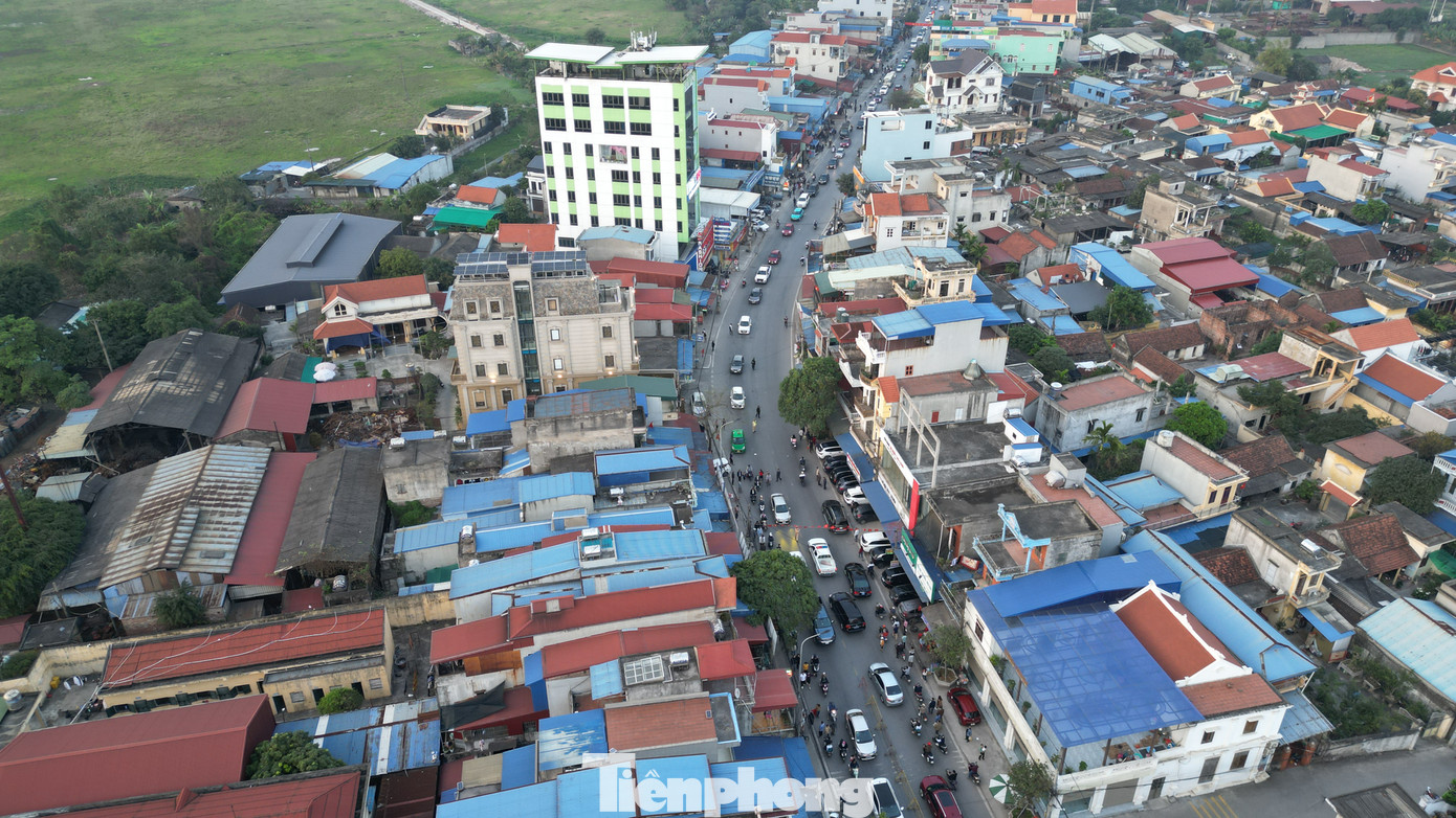 Hàng năm, hội chợ Viềng, Nam Định diễn ra vào đêm mùng 7, rạng sáng mùng 8 tháng Giêng thu hút rất đông du khách thập phương kéo tới. Ghi nhận thời điểm 17 giờ ngày 16/2, đường đến chợ Viềng (huyện Nam Trực, tỉnh Nam Định) các phương tiện nối hàng dài.