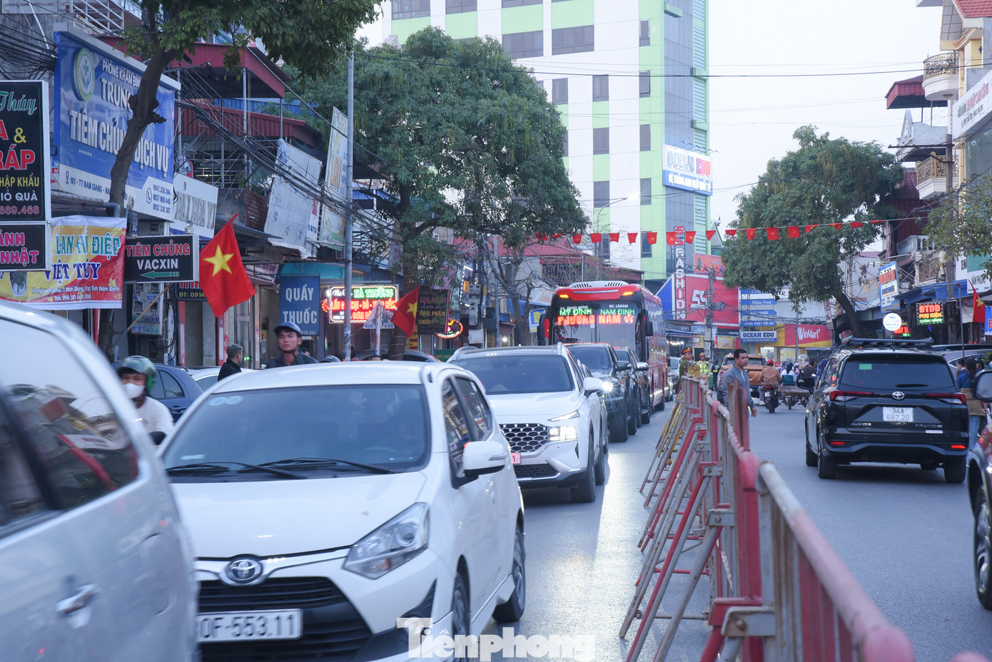 Người dân địa phương cho biết, tình trạng tắc đường kẹt xe đã diễn ra từ khoảng 2 giờ chiều.