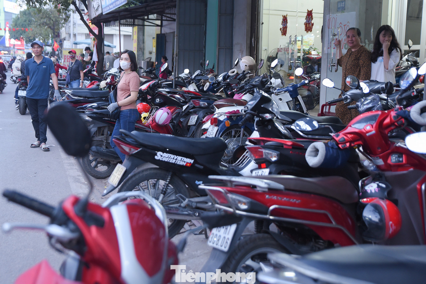 Các cửa hàng gửi xe khu vực lân cận chợ đông đúc phương tiện từ đầu giờ chiều.