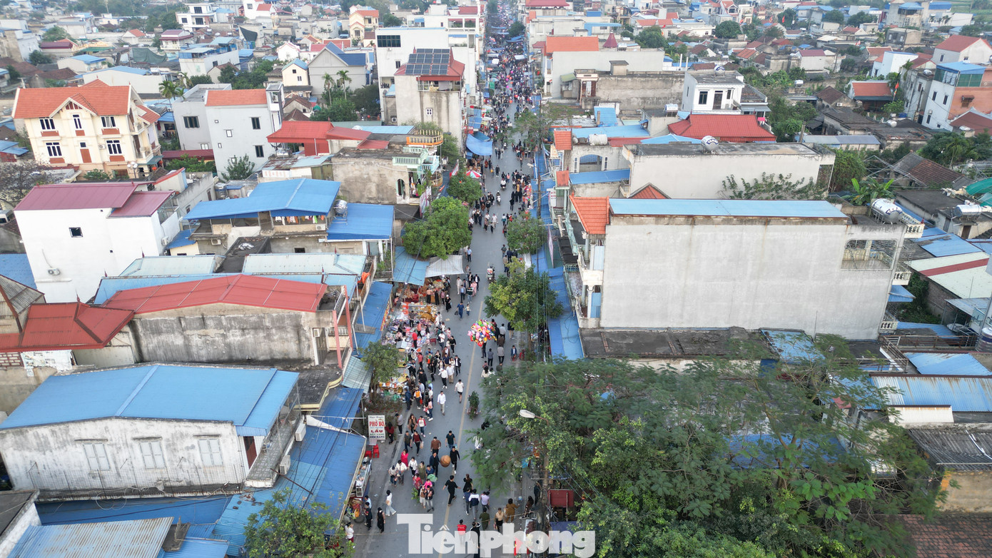 Khung cảnh đường vào chợ Viềng nhìn từ trên cao.