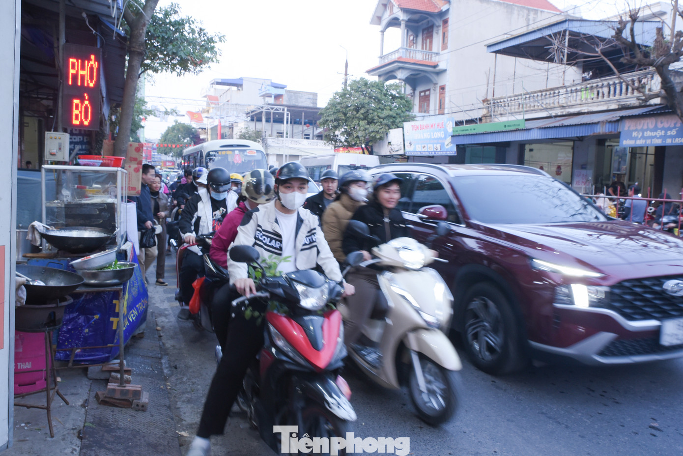 Rất đông người dân đổ về từ sớm khiến giao thông quanh chợ Viềng trở nên quá tải.