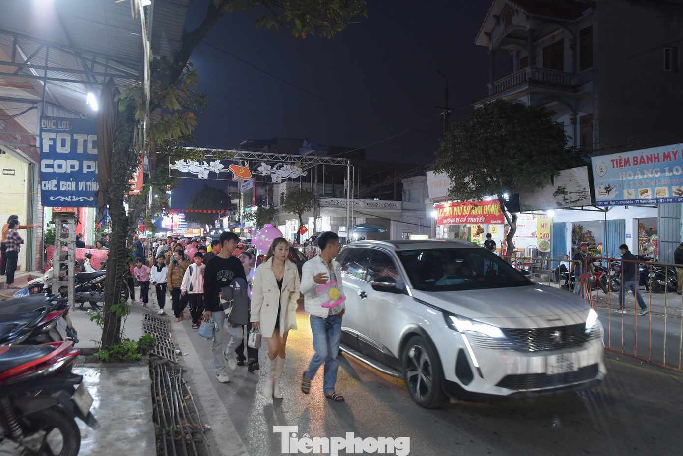 Do phiên chợ mỗi năm chỉ họp một lần nên rất nhiều du khách thập phương tới tham dự phiên chợ "đặc biệt" này.