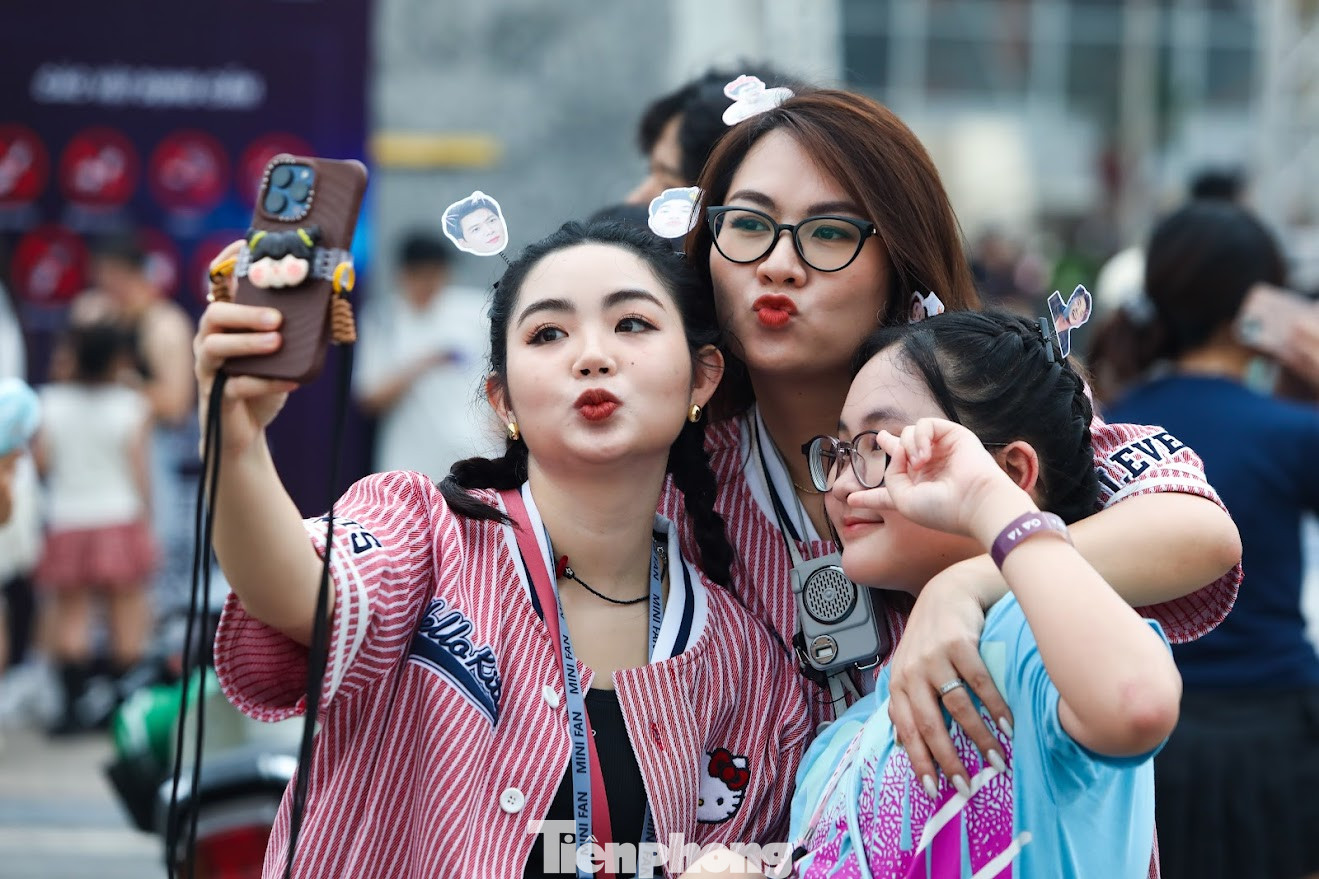 "Đây là lần thứ hai mình tham gia concert Anh trai say hi nhưng mình vẫn rất mong chờ", bạn Phương Linh (quận Ba Đình - ở giữa) cho hay.