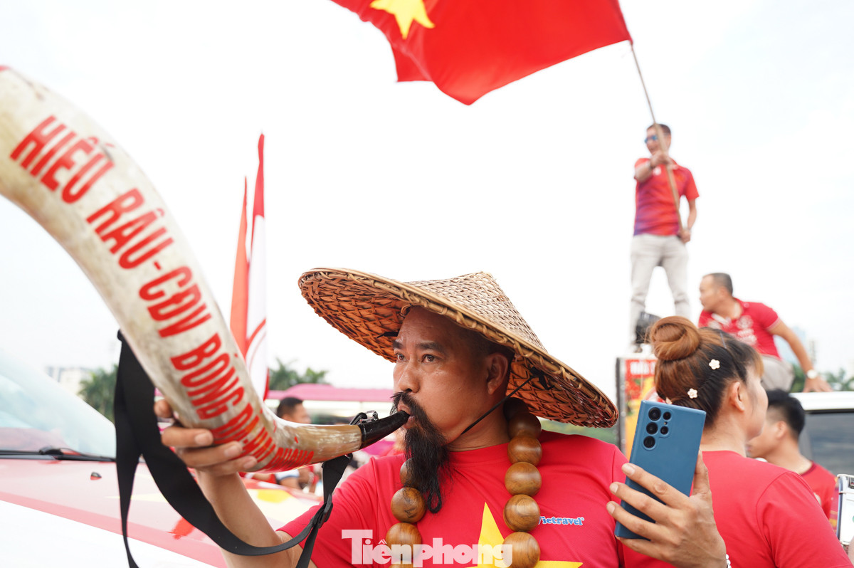 Không chỉ có các cổ động viên Hà Nội, nhiều cổ động viên từ nhiều tỉnh, thành khác cũng đã có mặt tại Mỹ Đình từ rất sớm để &quot;tiếp lửa&quot; cho đội tuyển Việt Nam. Họ tạo ra một không khí vô cùng náo nhiệt.