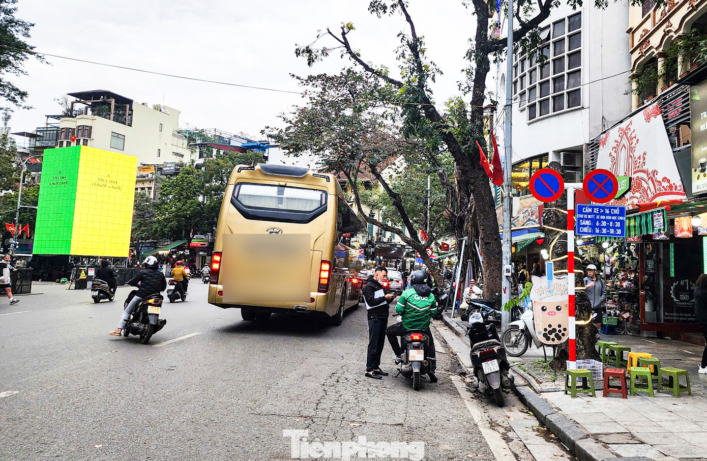 Không chỉ buổi sáng, trong khung giờ cấm chiều (16h30 - 18h30), một số xe trên 16 chỗ vẫn hoạt động quanh khu vực Hồ Gươm để đón trả khách. (Hình ảnh ghi nhận lúc 17h tại phố Đinh Tiên Hoàng).
