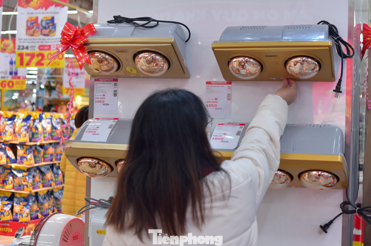 "Thời tiết lạnh thế này trẻ nhỏ rất dễ ốm, tôi phải đi mua đèn sưởi về để sưởi cho các cháu. Nhà có điều hòa hai chiều rồi nhưng vẫn chưa yên tâm lắm, sắp tới trời còn có thể lạnh hơn", chị Hoài Thương chia sẻ.