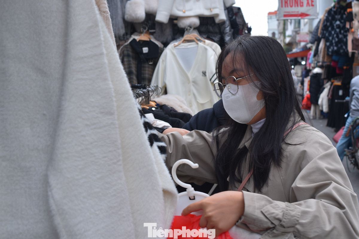 Tại chợ Nhà Xanh (quận Cầu Giấy, Hà Nội) nhiều bạn trẻ đến tìm mua các bộ quần áo mùa Đông để giữ ấm.