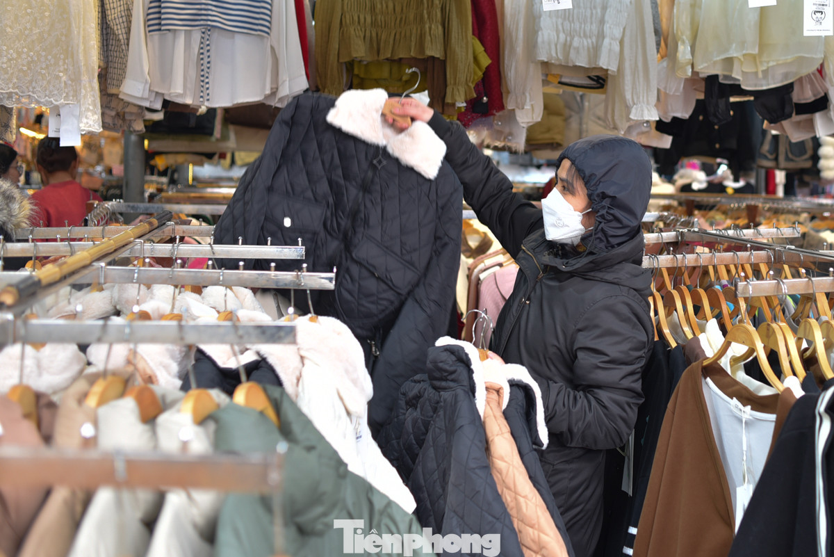 Các cửa hàng bán áo giữ nhiệt và áo phao luôn đông đúc, giá cả dao động khoảng 150.000 - 400.000 đồng/chiếc.