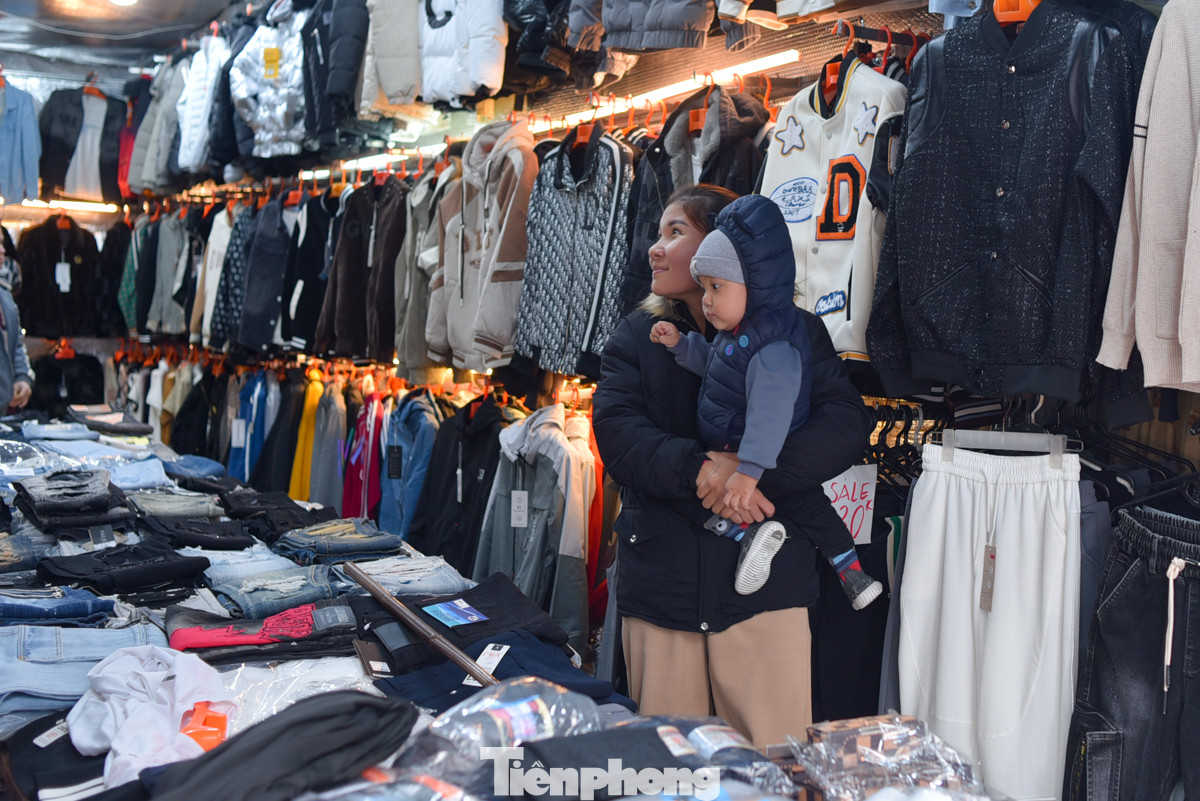 Nhiều phụ huynh tranh thủ cuối tuần đến các chợ, trung tâm thương mại mua đồ mùa Đông cho con trẻ.