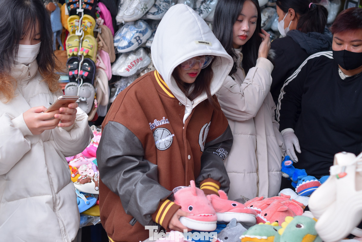 Dép bông đi trong nhà với nhiều mẫu mã ngộ nghĩnh, giá chưa đến 100.000 đồng/đôi