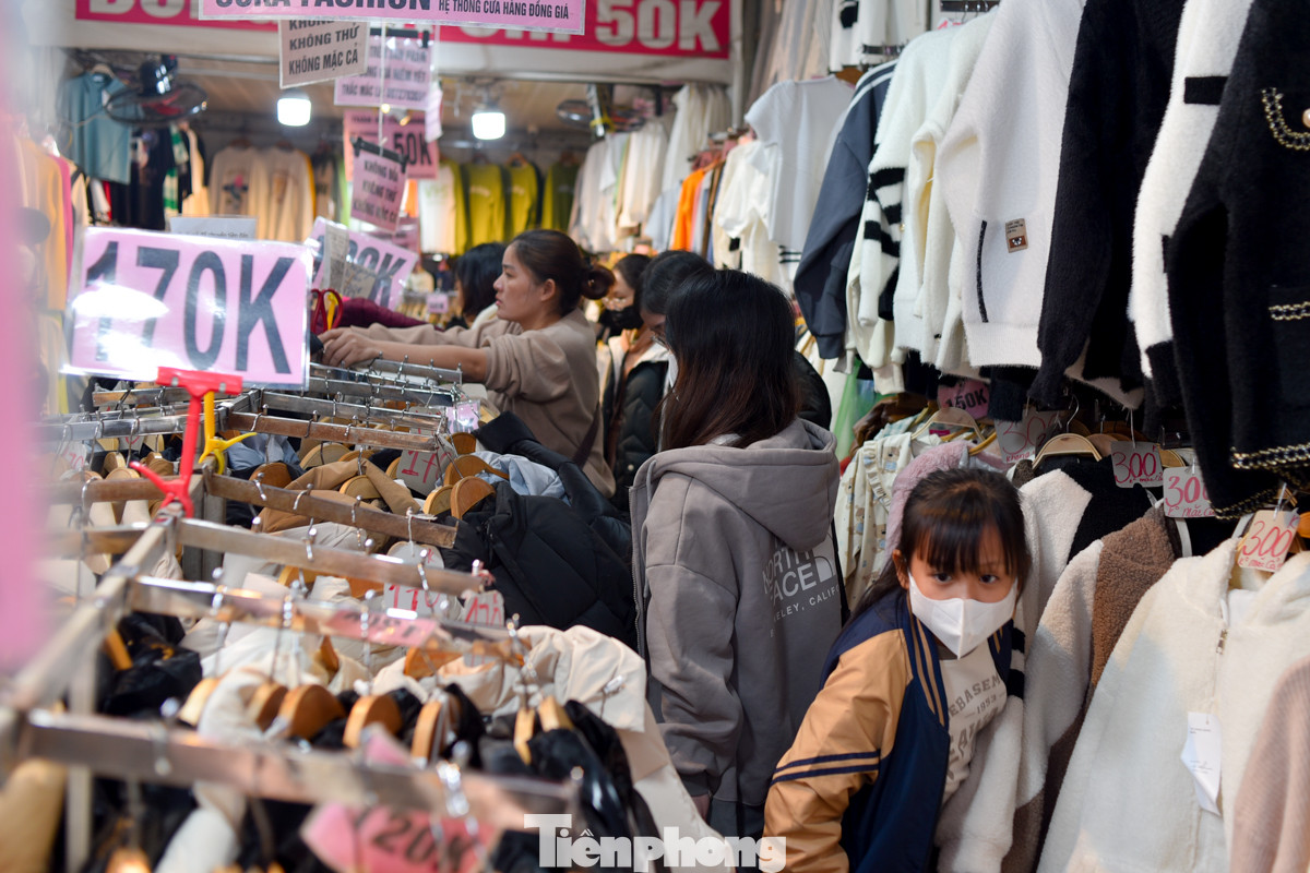 Do ret lạnh bất ngờ, áo khoác bình thường không đủ ấm, nhiều người dân phải tăng cường các loại áo phao, áo nỉ, áo bông... các mặt hàng càng dày, càng ấm thì càng hút khách.