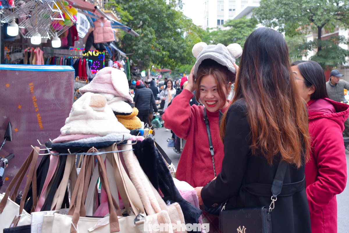 Mặt hàng được nhiều người chọn mua là khăn quàng cổ, bao tay, mũ lông...