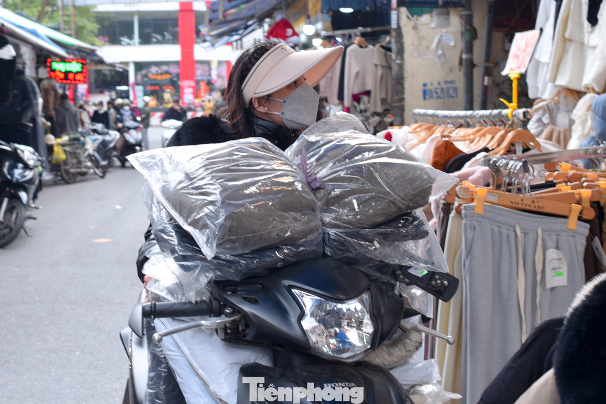 Các chủ cửa hàng liên tục nhập áo phao, áo len về để phục vụ khách.