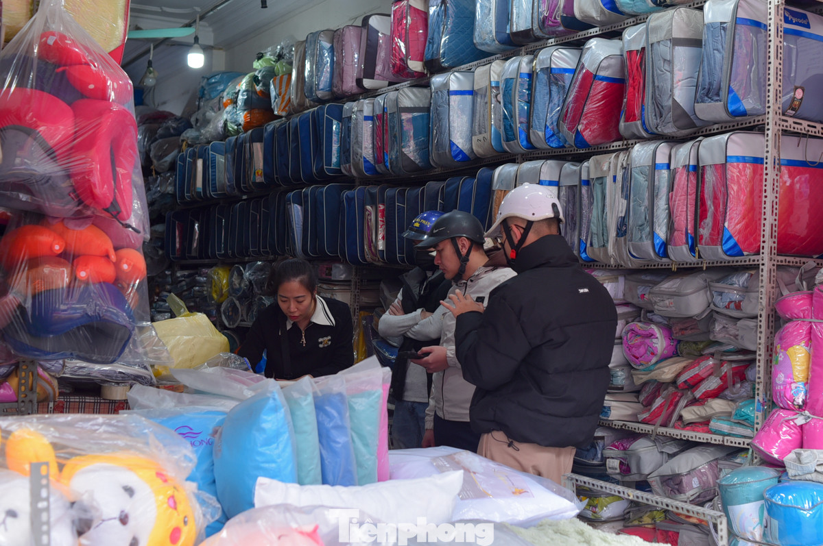 Không chỉ quần áo, những mặt hàng sưởi ấm như chăn, ga, gối, đệm... cũng được nhiều người tìm mua.