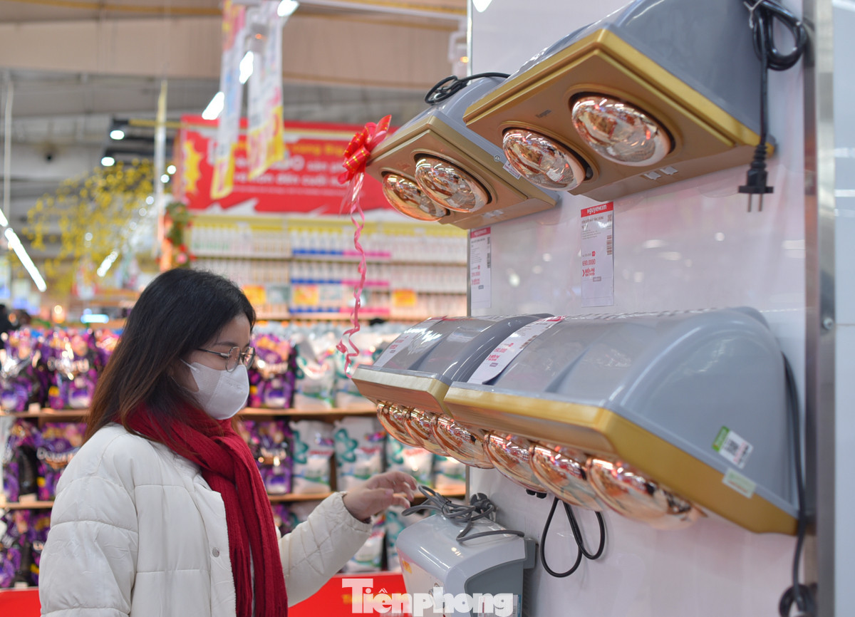 "Thời tiết lạnh thế này trẻ nhỏ rất dễ ốm, tôi phải đi mua đèn sưởi về để sưởi cho các cháu. Nhà có điều hòa hai chiều rồi nhưng vẫn chưa yên tâm lắm, sắp tới trời còn có thể lạnh hơn", chị Hoài Thương chia sẻ.