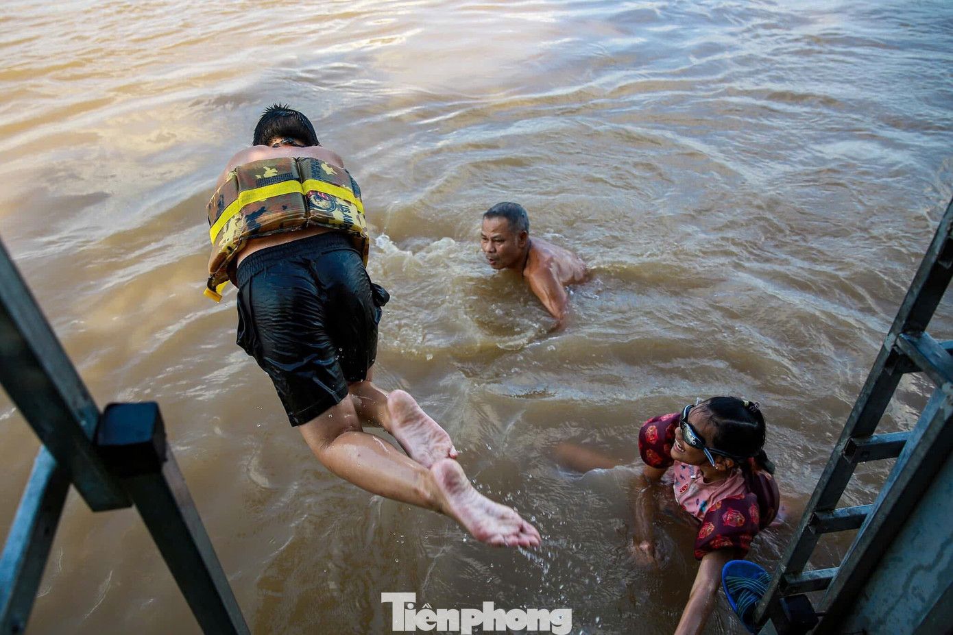 Các em tỏ ra thích thú khi hòa mình vào dòng nước mát cùng với bậc phụ huynh. Các em tỏ ra thích thú khi hòa mình vào dòng nước mát cùng với bậc phụ huynh.