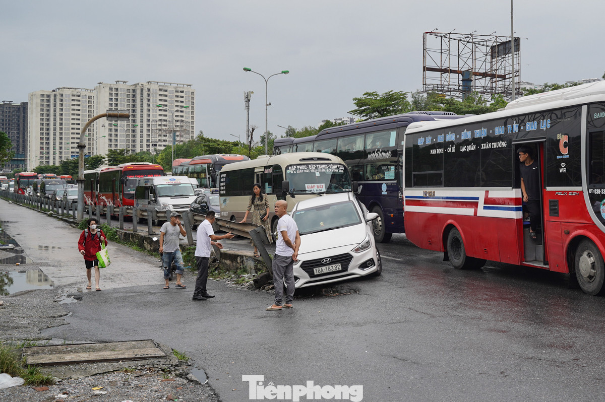 Theo quan sát, trên cao tốc Pháp Vân - Cầu Giẽ đoạn gần nút giao Pháp Vân, Hoàng Liệt (Hoàng Mai, Hà Nội) có một xe ôtô gặp sự cố trượt bánh ra khỏi đường khiến cho hàng dài phương tiện phía sau ùn ứ, di chuyển chậm