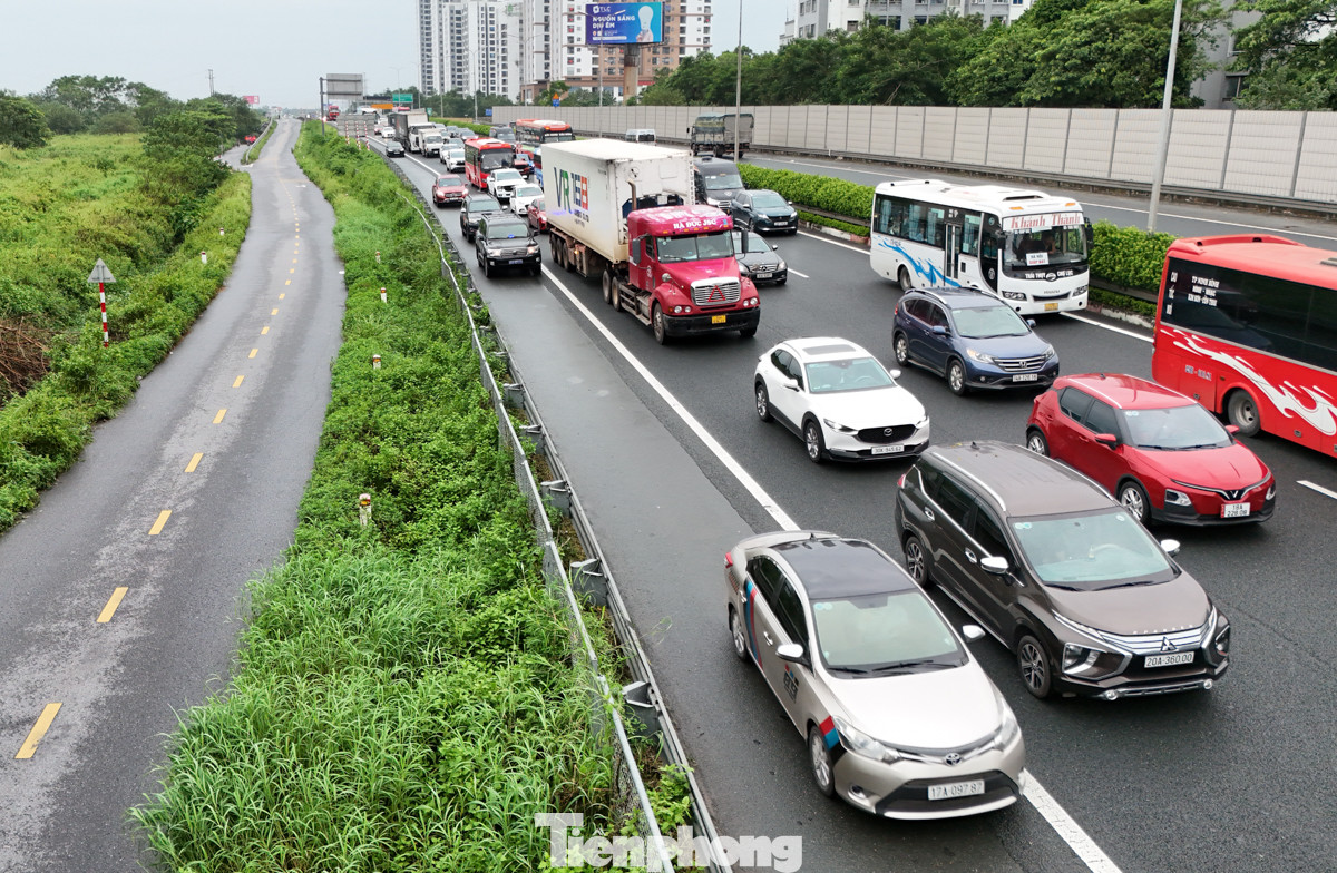 Ùn tắc hàng km khiến một số phương tiện đi vào làn dừng khẩn cấp bất chấp quy định cấm.