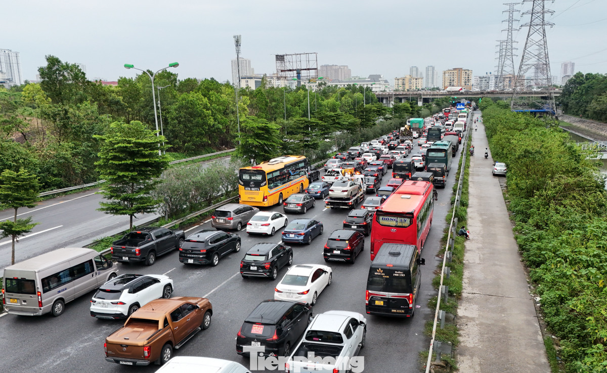 Các phương tiện di chuyển chậm trên cao tốc Pháp Vân - Cầu Giẽ.