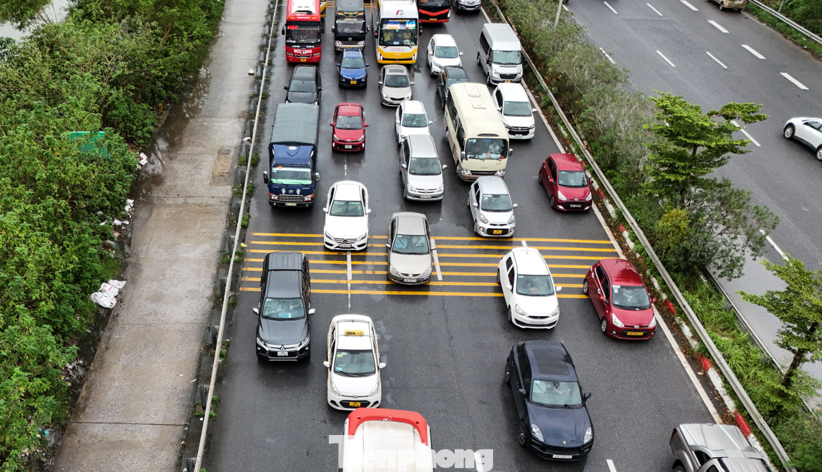Hàng dài phương tiện nối đuôi nhau.