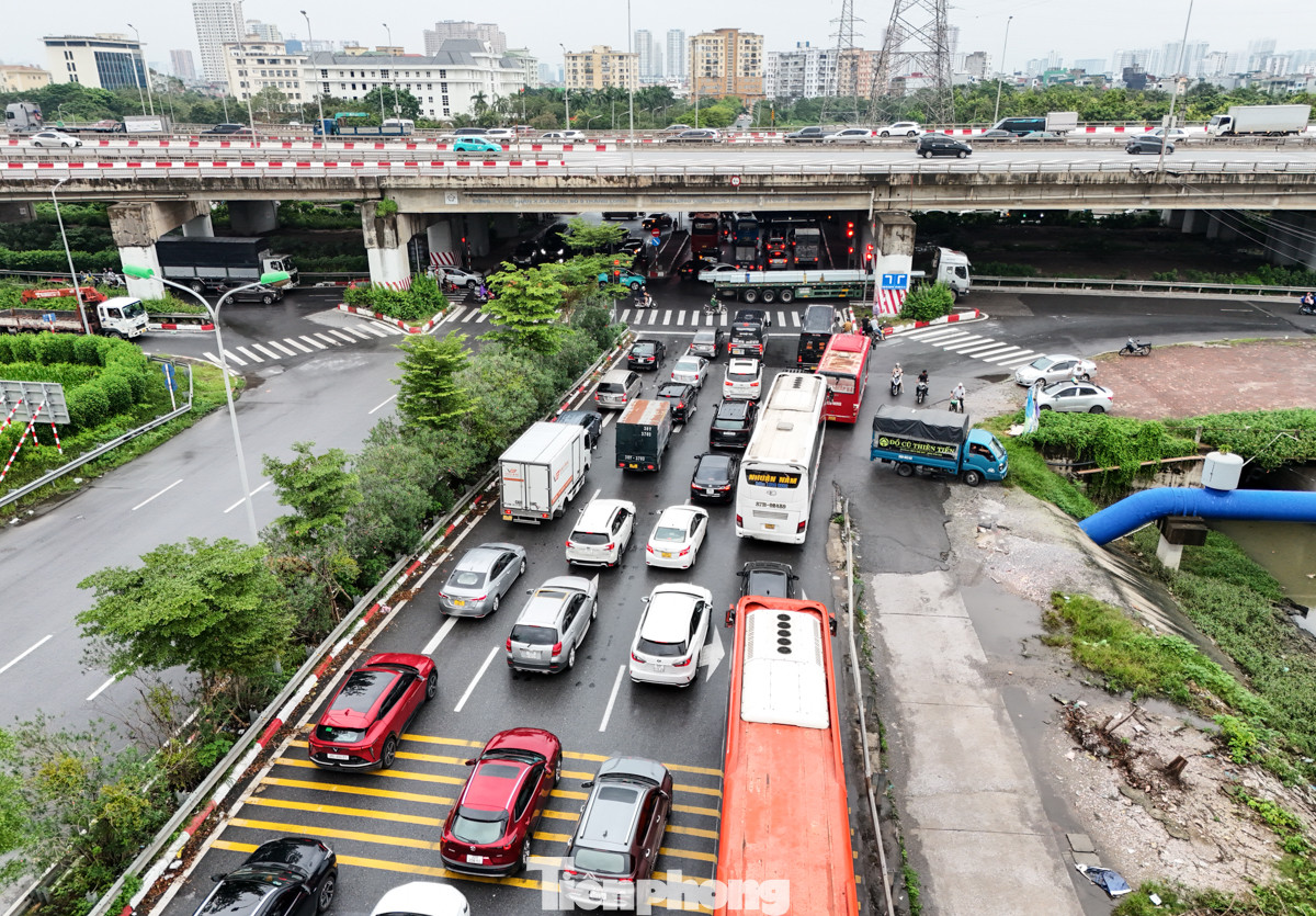 Đến hơn 15h30 dù chiếc xe đã được cứu hộ, tuy nhiên tại nút giao Pháp Vân, Hoàng Liệt (Hoàng Mai, Hà Nội) lưu lượng vẫn rất đông.