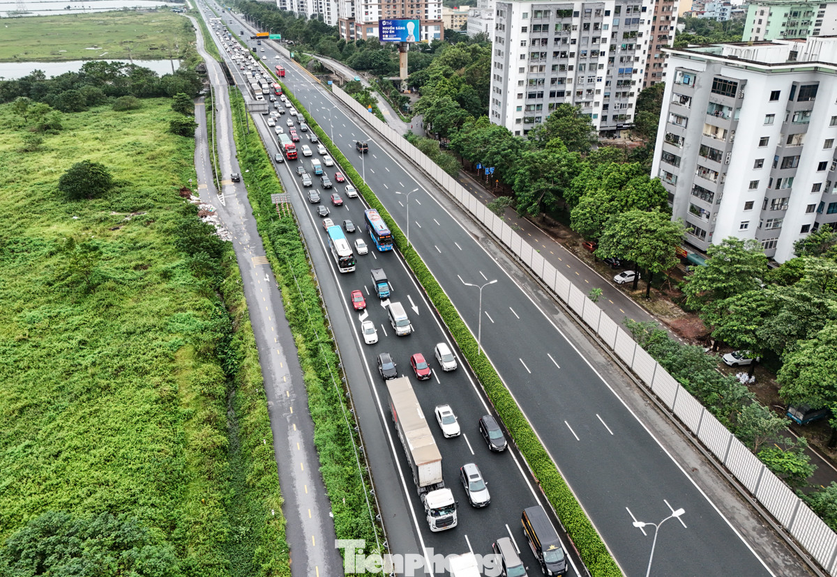 Mưa như trút nước suốt từ sáng đến chiều 22/9 khiến các phương tiện di chuyển gặp vô vàn khó khăn. Tại cao tốc Pháp Vân - Cầu Giẽ, từ lúc gần 15h (dù chưa phải khung giờ cao điểm) đã rơi vào tình trạng ùn tắc kéo dài hướng đi vào nội đô.