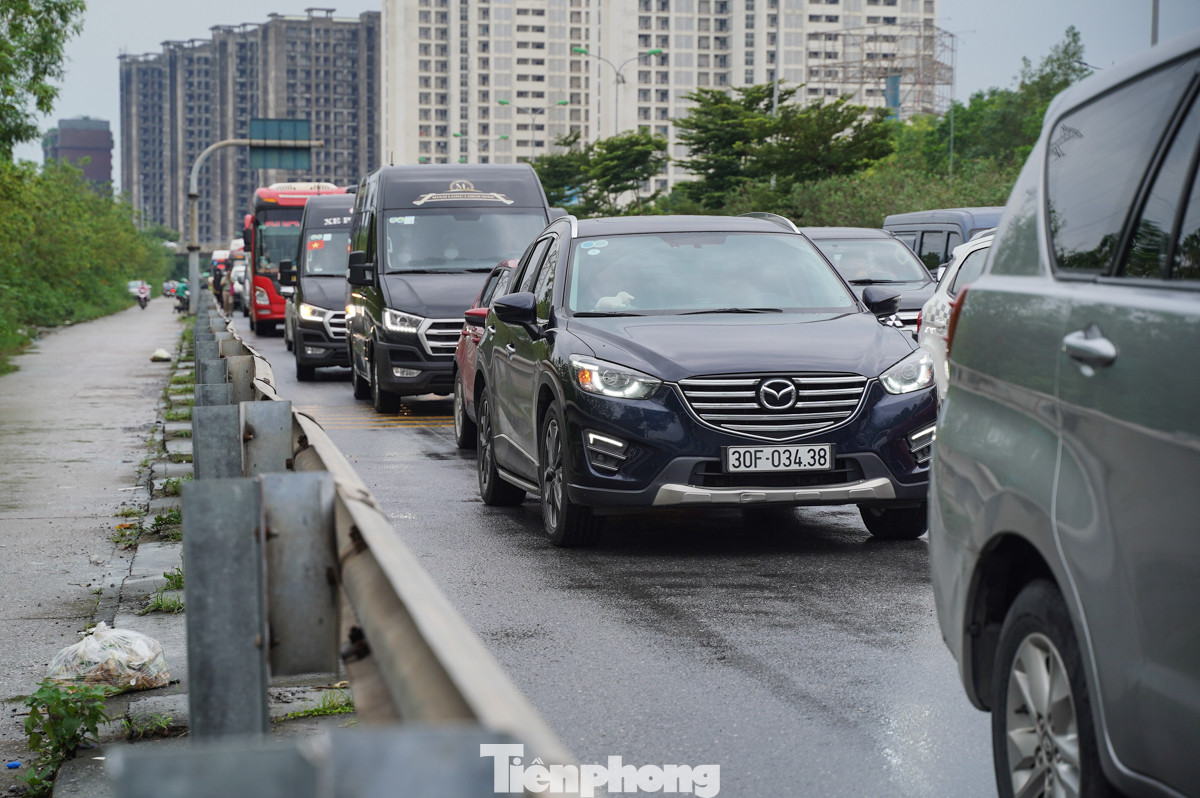 Càng về chiều tối, lượng phương tiện đổ về cao tốc càng đông.