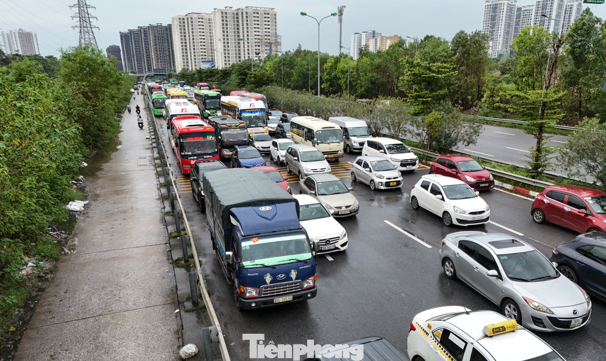 Hàng dài phương tiện nối đuôi nhau.