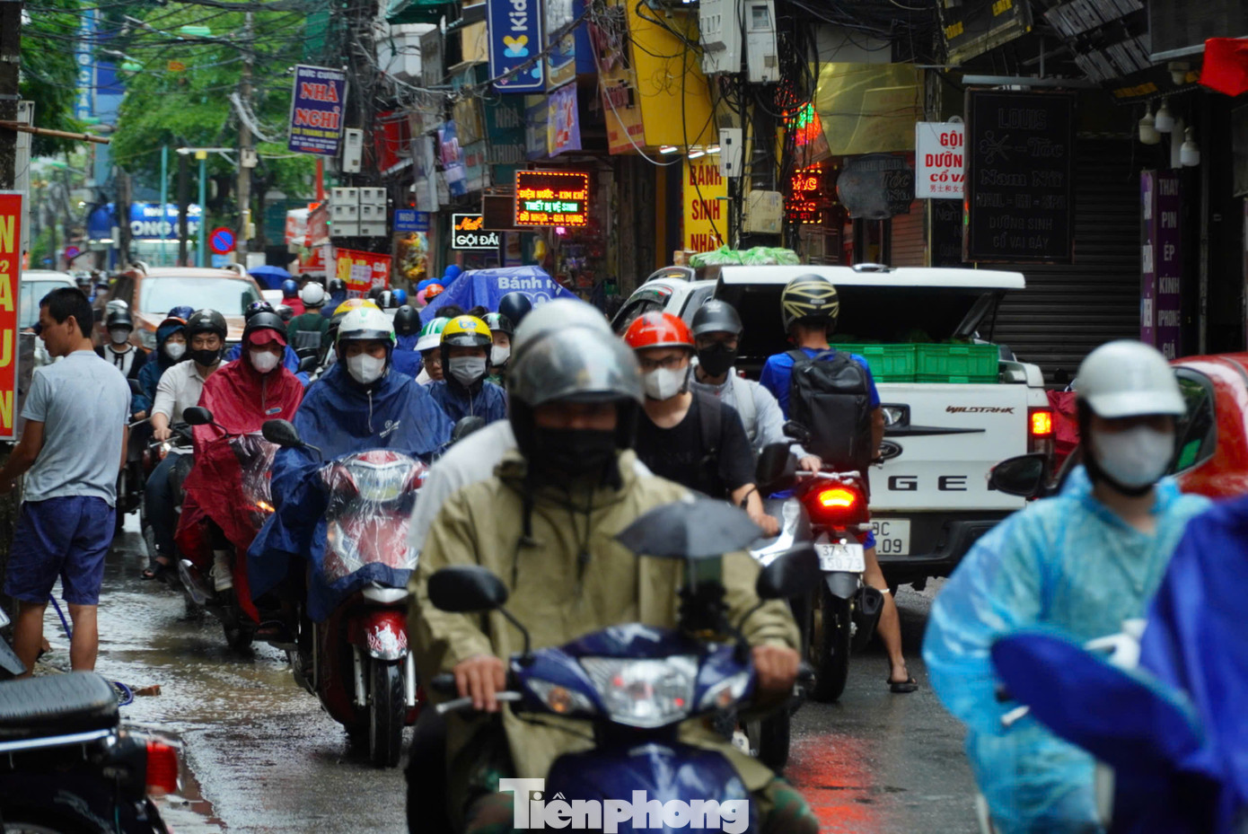 Đài Khí tượng Thuỷ văn khu vực đồng bằng và trung du Bắc Bộ nhận định, trong sáng nay, Hà Nội tiếp tục có mưa, mưa vừa, có nơi mưa to và dông. Từ chiều nay và đêm nay, Hà Nội có mưa rào rải rác và có nơi có dông. Từ ngày mai, mưa giảm.