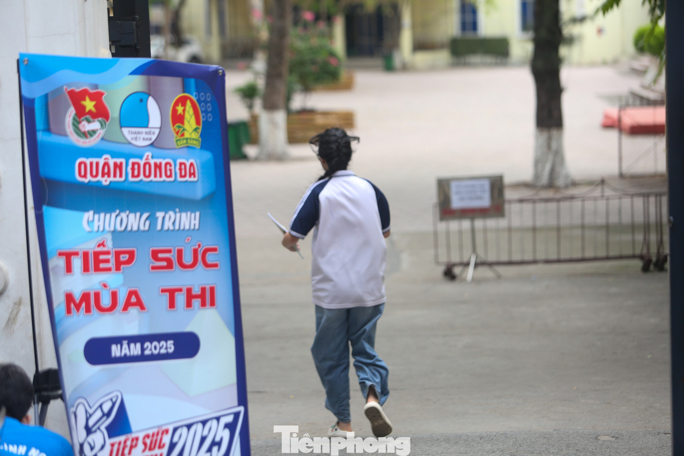 Nữ sinh vội vã chạy vào điểm thi THPT Quang Trung - Đống Đa.