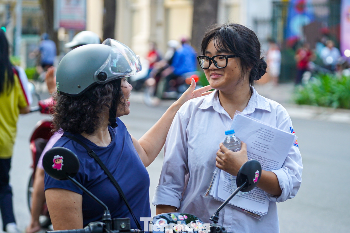 Ngay từ 6h30 sáng, các phụ huynh đã đưa con em của mình đến điểm thi, không quên dặn dò, kiểm tra lại những giấy tờ, đồ dùng quan trọng trước khi bước vào kỳ thi.