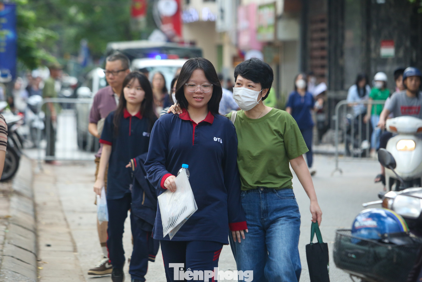 Một phụ huynh không quên động viên:&quot; Bình tĩnh và tự tin làm bài con nhé!&quot;.