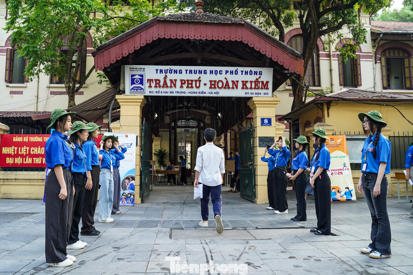 Sáng 7/6, gần 103.000 thí sinh trên địa bàn thành phố Hà Nội tham dự Kỳ thi tuyển sinh vào lớp 10 công lập năm học 2025-2026 bước vào môn thi đầu tiên - môn Ngữ văn dưới hình thức tự luận, thời gian làm bài 120 phút.