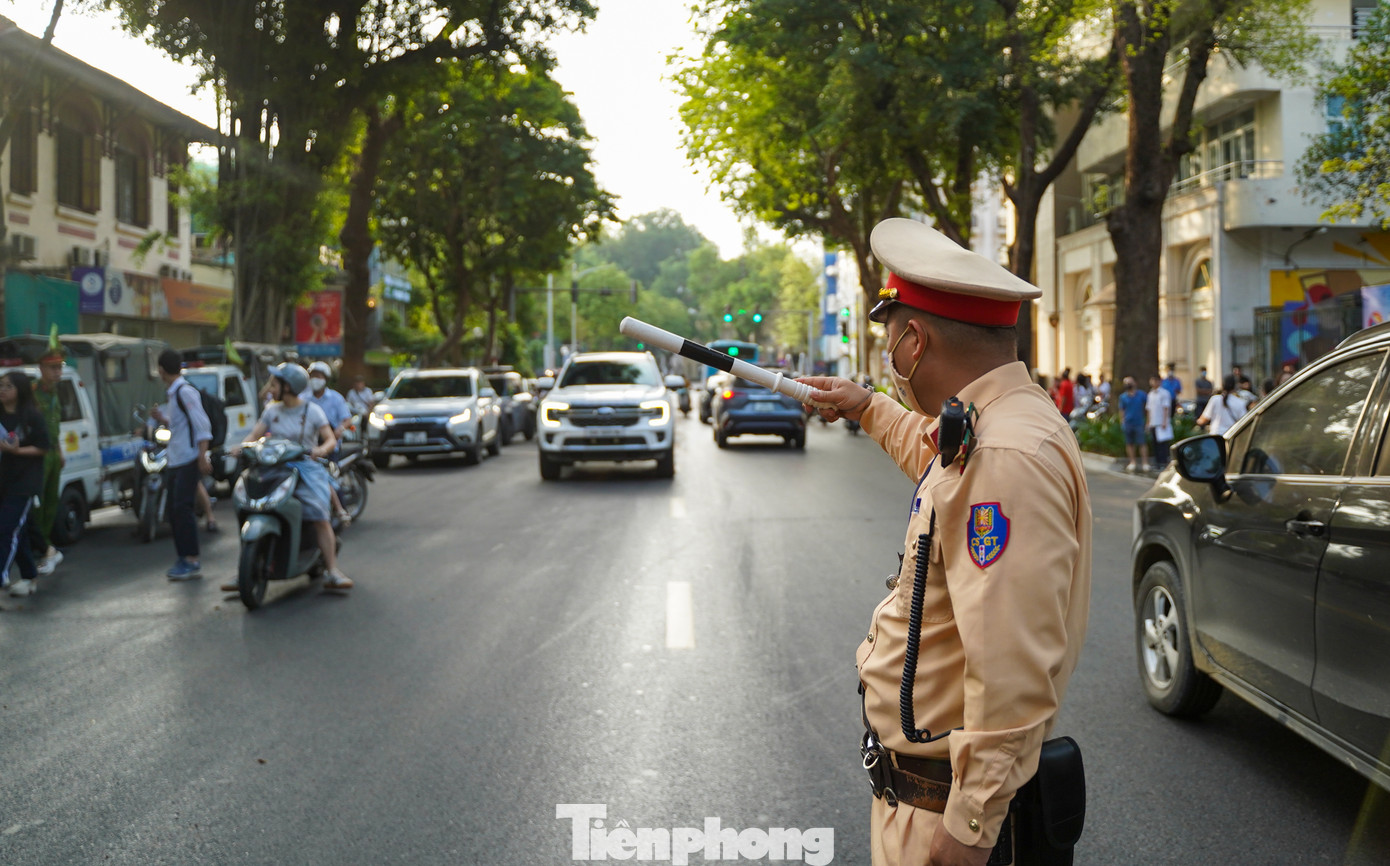 Điểm thi trường THPT Trần Phú - Hoàn Kiếm (quận Hoàn Kiếm) khá đông học sinh và phụ huynh từ sáng sớm nên lực lượng chức năng đã nhanh chóng làm nhiệm vụ phân luồng giao thông.