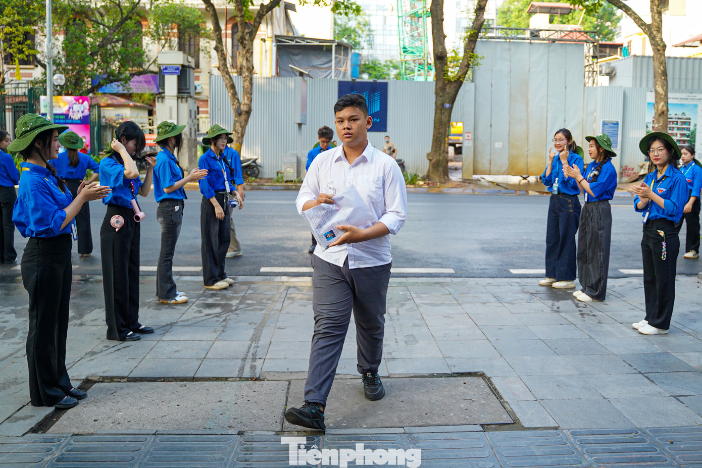 Các đoàn viên thanh niên cũng có mặt tại các điểm thi để hỗ trợ và tiếp sức cho thí sinh.