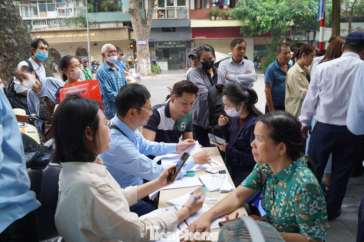 Người dân đến mua vàng được ngân hàng sắp xếp chỗ ngồi, gọi tên từng khách hàng theo số thứ tự lượt mua đã phát. Người dân đến mua vàng được ngân hàng sắp xếp chỗ ngồi, gọi tên từng khách hàng theo số thứ tự lượt mua đã phát.