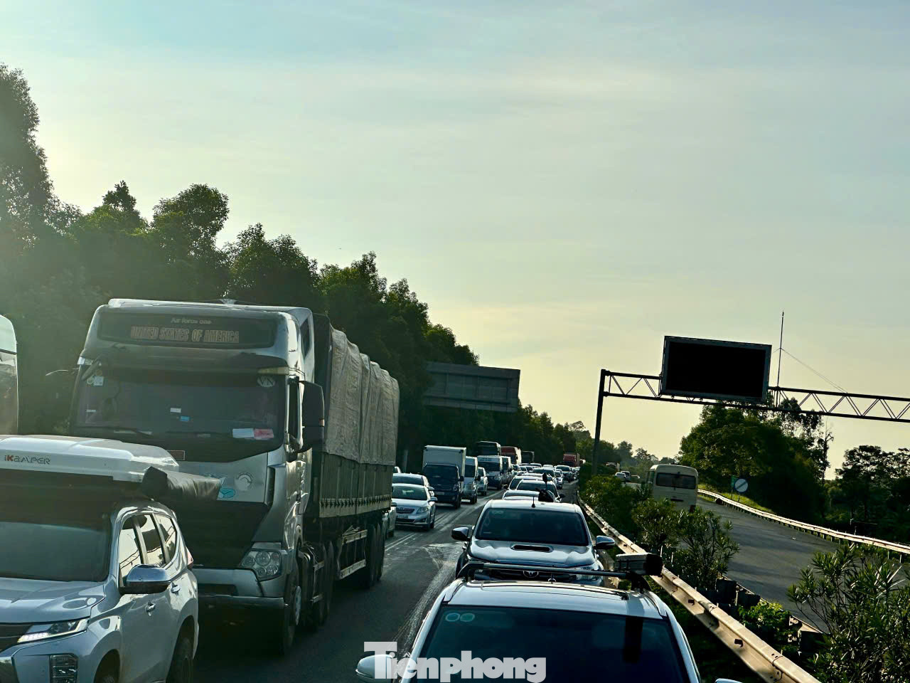 Dòng xe nối đuôi nhau nhích từng chút một trên cao tốc Nội Bài - Lào Cai.