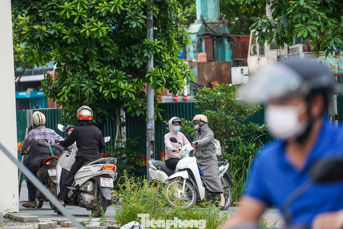 Lối đi nhỏ hẹp và đông nên nhiều người phải chuyển hướng sang các lối đi trong khu dân cư.