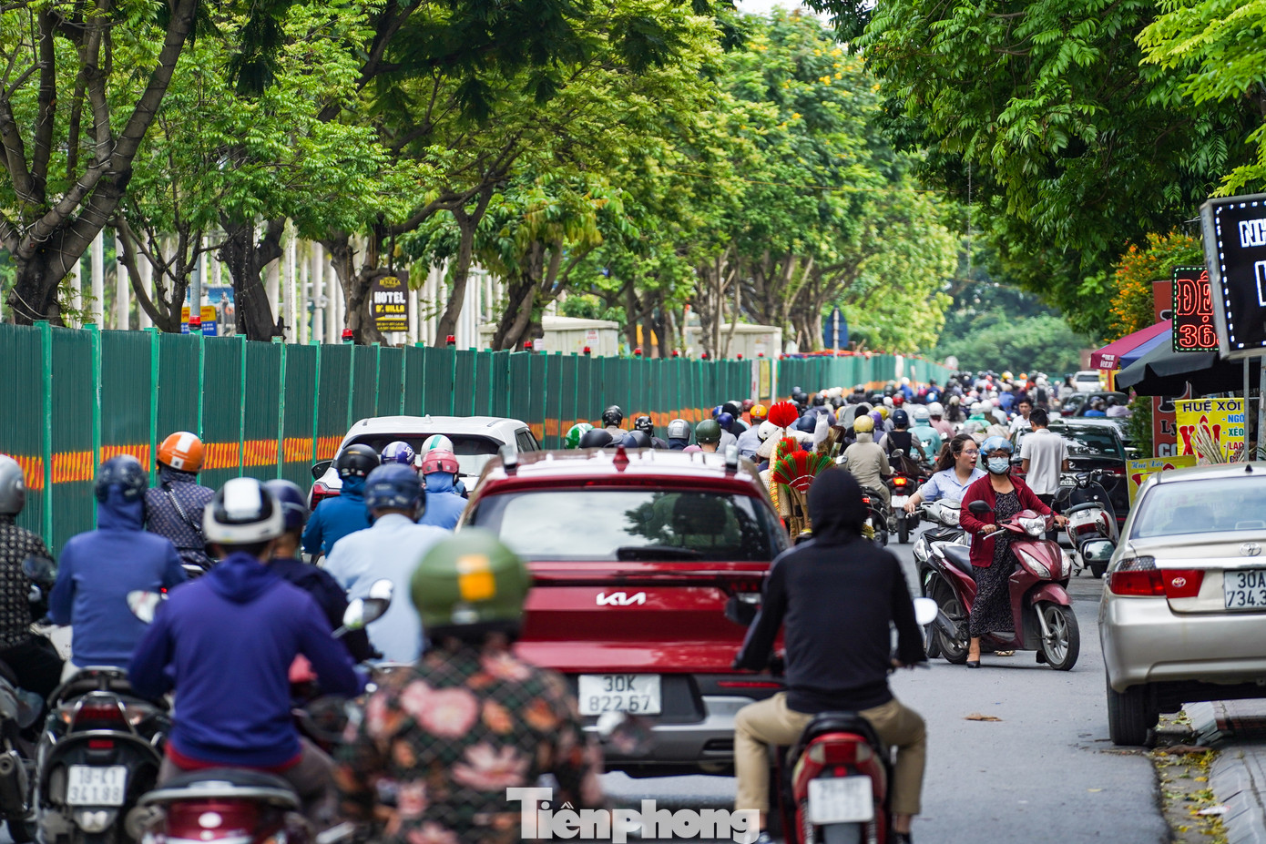 Người đi xe máy di chuyển men theo khu vực rào chắn của công trình.